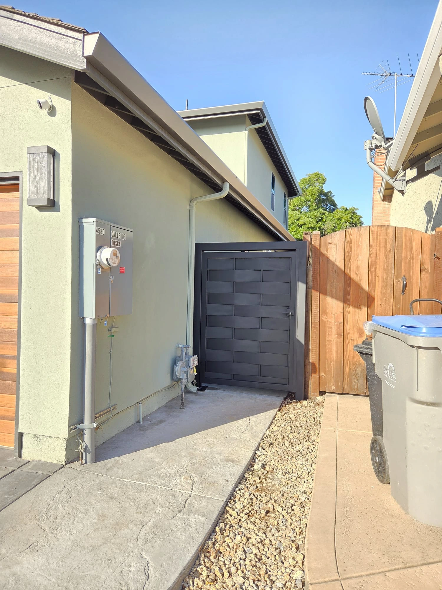 Sliding driveway gate for narrow Mill Valley lot